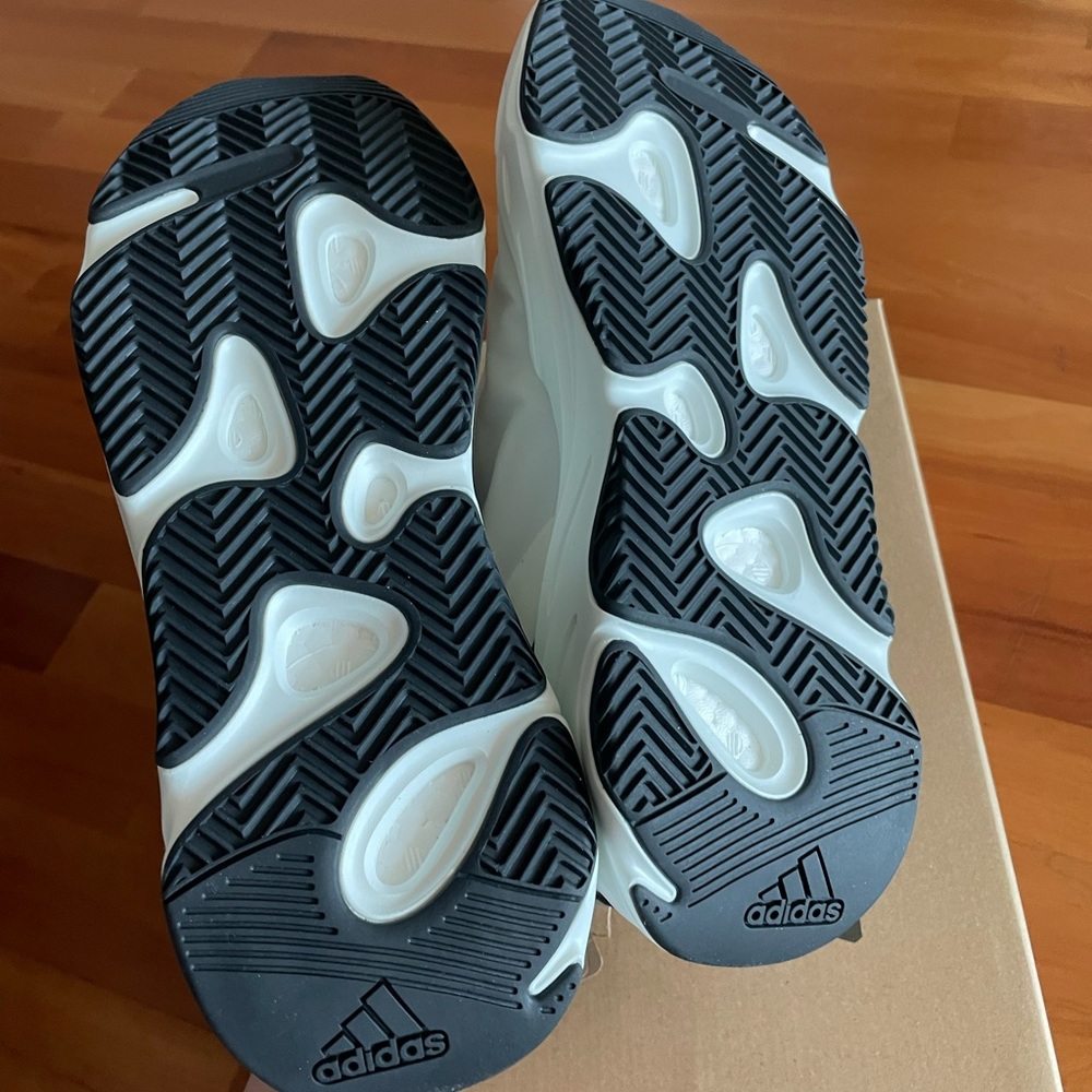 SOLD Yeezy Boost 700 MNVN ‘Analog’ - Picture 8 of 14